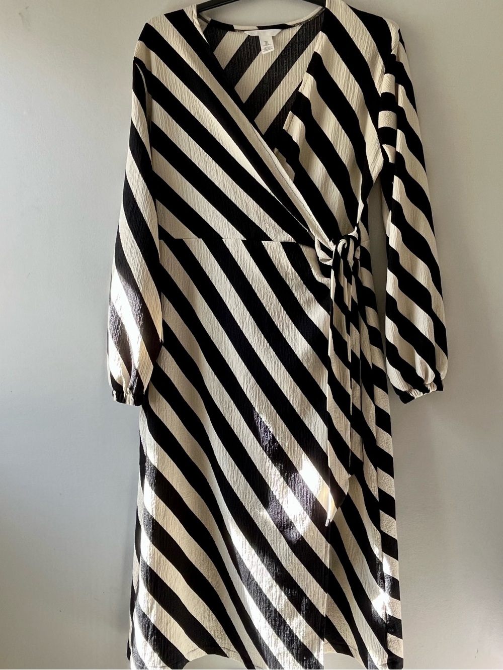 H&M Black and Cream Diagonal Wrap Midi Dress - Picture 2 of 8